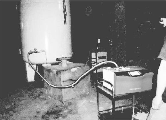 圖10 -196℃低溫閥門(mén)在液氧中做低溫密封性能試驗(yàn)的全景