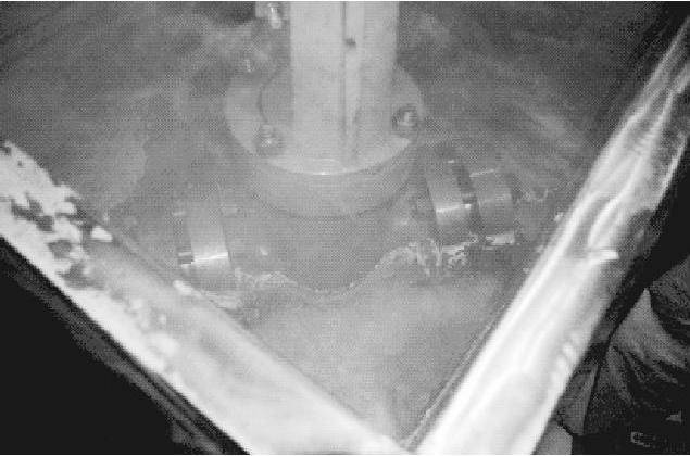 圖11 -196℃低溫閥門(mén)在液氮中做低溫密封性能試驗(yàn)的近距離俯瞰照